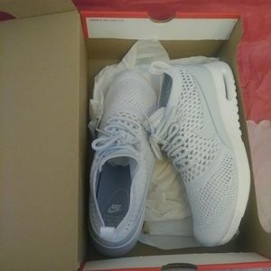 NWT White & Light Gray Women Nike Air Max Thea